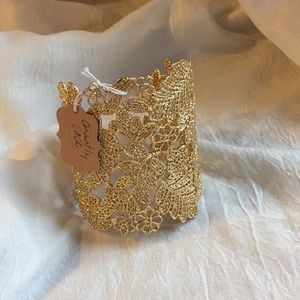 “Chantilly Lace” cuff